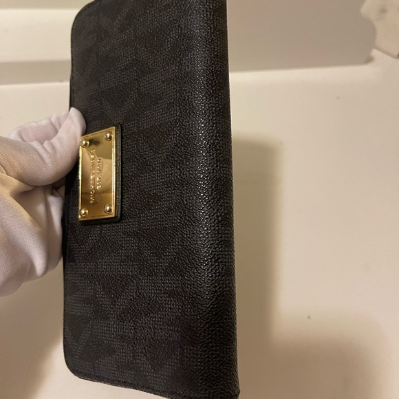 Michael Kors Black Jet Set
Zip Around Wallet Silver... - Picture 5 of 12